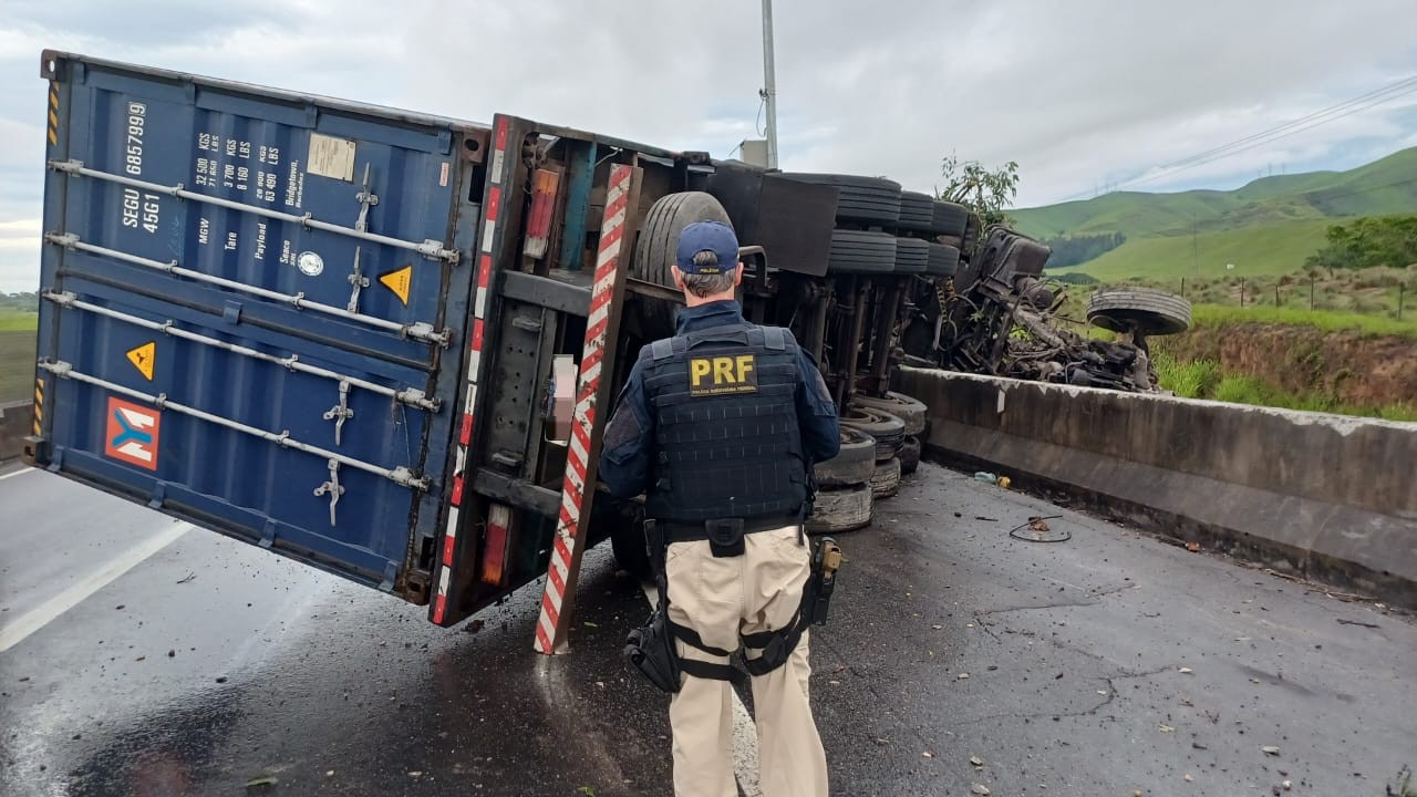 Carreta tomba e cabine despenca em ribanceira na Via Dutra, em Itatiaia