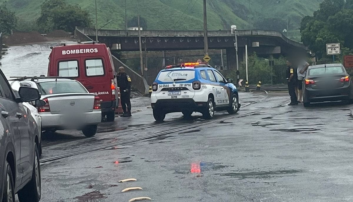 mulher-fica-ferida-em-queda-de-moto-em-barra-mansa